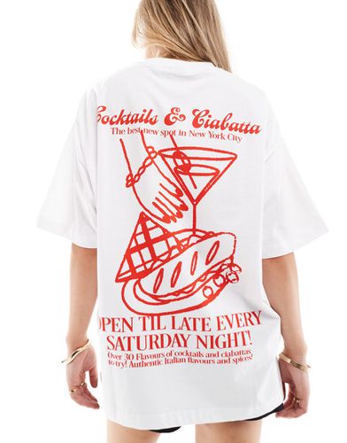 T-shirt boyfriend bianca con grafica "Cocktail & Ciabatta" - ASOS DESIGN - Modalova