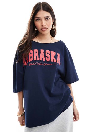 T-shirt con spalle scoperte e grafica Nebraska - ASOS DESIGN - Modalova