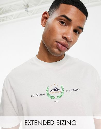 T-shirt comoda beige con stampa "Rocky Mountains" sul petto - ASOS DESIGN - Modalova
