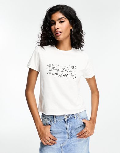 T-shirt corta con grafica delulu bianca - ASOS DESIGN - Modalova