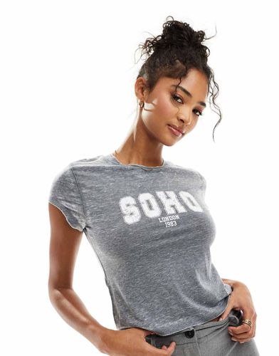 T-shirt corta grigia con stampa "Soho" dévoré - ASOS DESIGN - Modalova