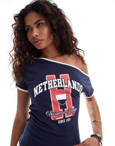 T-shirt corta monospalla con stampa "Netherlands" a tema calcio - ASOS DESIGN - Modalova