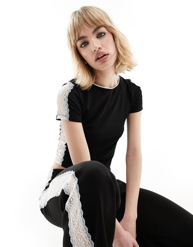 T-shirt corta nera con pizzo a contrasto in coordinato - ASOS DESIGN - Modalova