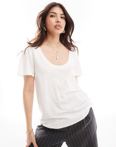 T-shirt effetto lino bianca con scollo rotondo e tasca - ASOS DESIGN - Modalova