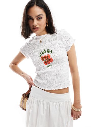 T-shirt mini bianca arricciata con grafica "Tomato Girl" - ASOS DESIGN - Modalova