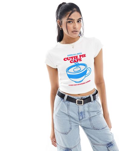 T-shirt mini color crema a coste con grafica "Cutie Pie Cafe" - ASOS DESIGN - Modalova