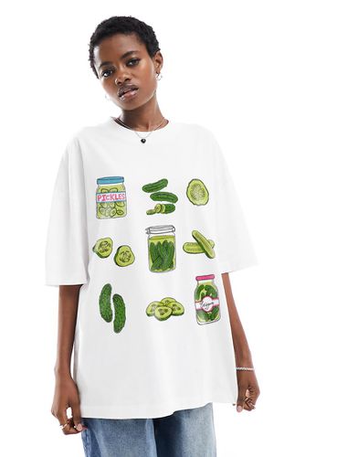 T-shirt oversize bianca con grafica con sottaceti - ASOS DESIGN - Modalova