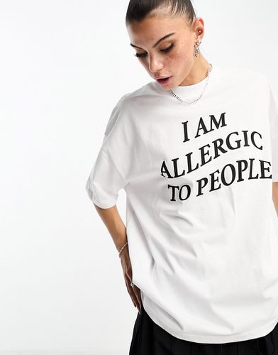 T-shirt oversize bianca con grafica "I Am Allergic To People" - ASOS DESIGN - Modalova