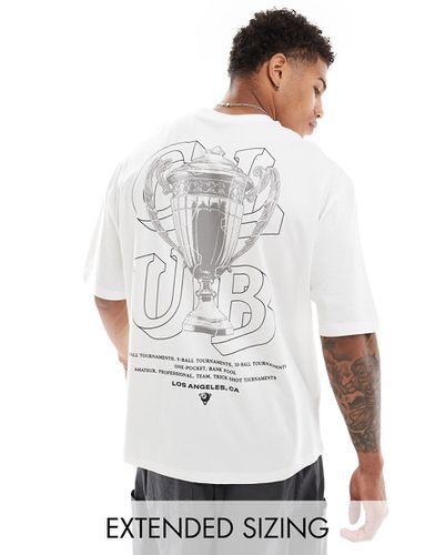 T-shirt oversize bianca con stampa di trofeo sul retro - ASOS DESIGN - Modalova