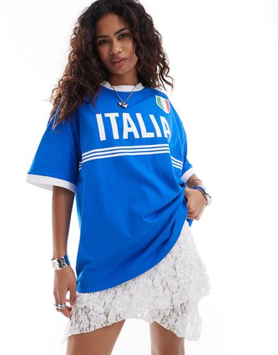 T-shirt oversize con scollo a V e stampa a tema calcio "Italia" - ASOS DESIGN - Modalova