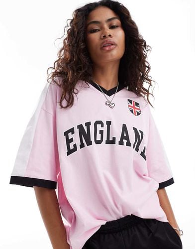 T-shirt oversize con scollo a V con grafica "England" a tema calcio - ASOS DESIGN - Modalova