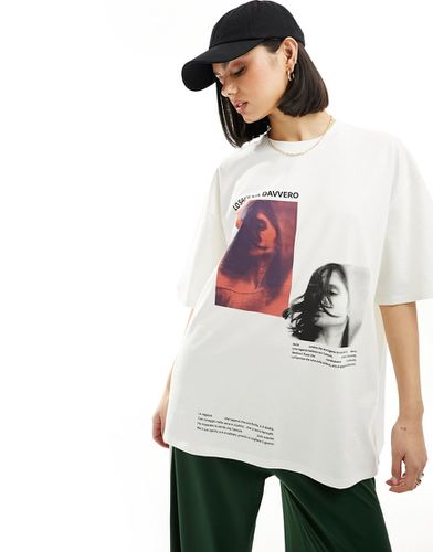T-shirt oversize color crema con stampa fotografica "Lo Sapeva Davvero" - ASOS DESIGN - Modalova