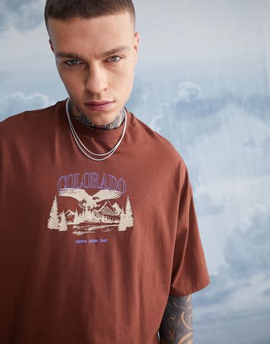 T-shirt oversize marrone con stampa di città sul petto - ASOS DESIGN - Modalova