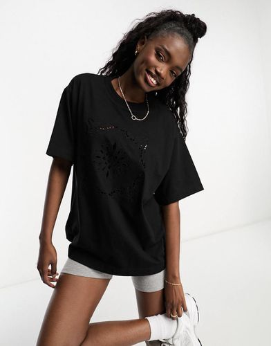 T-shirt oversize nera con motivo in pizzo sangallo ricamato - ASOS DESIGN - Modalova