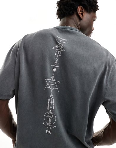 T-shirt oversize pesante color slavato con stampa di simboli sulla schiena - ASOS DESIGN - Modalova
