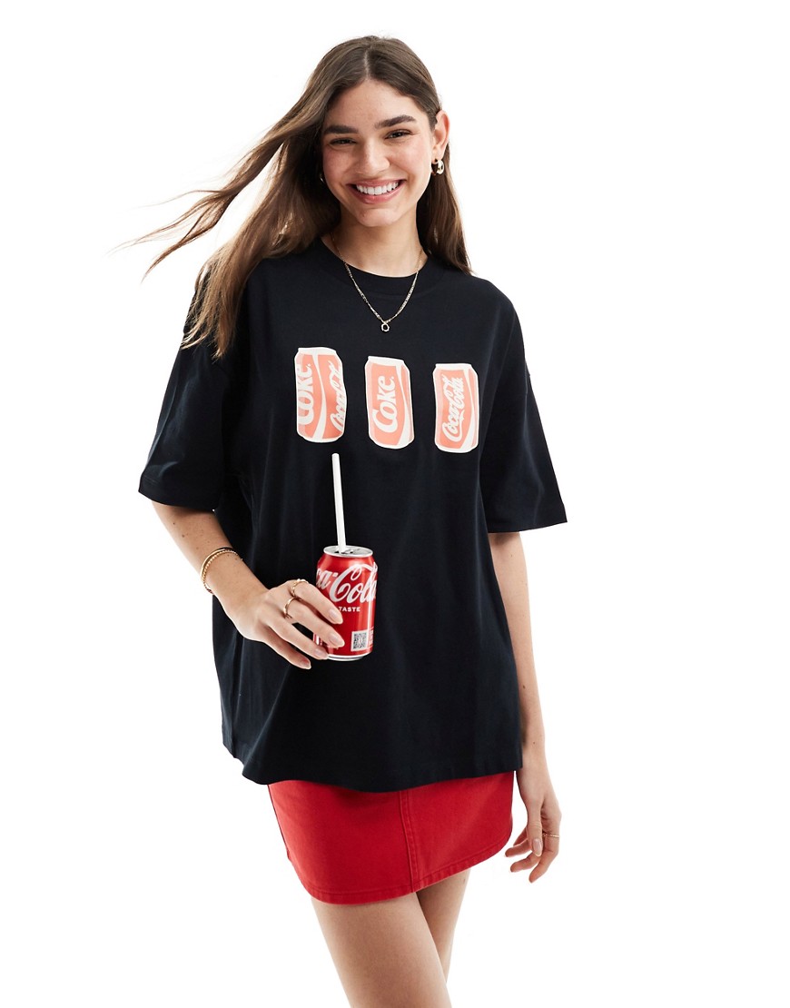 T-shirt pesante oversize nera con stampa di Coca-Cola su licenza - ASOS DESIGN - Modalova
