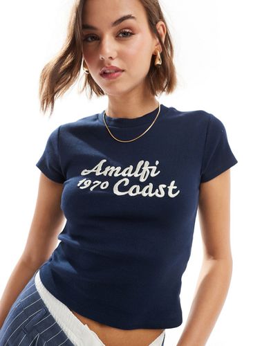 T-shirt ristretta con ricamo "Amalfi Coast" - ASOS DESIGN - Modalova