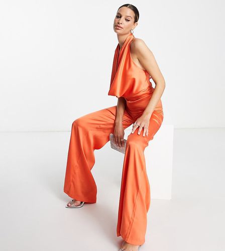 Tall - Tuta jumpsuit in raso arancione con scollo ad anello allacciata al collo - ASOS DESIGN - Modalova