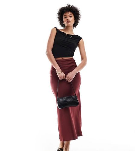 ASOS DESIGN Tall - Gonna midi in raso bordeaux con taglio sbieco - ASOS Tall - Modalova