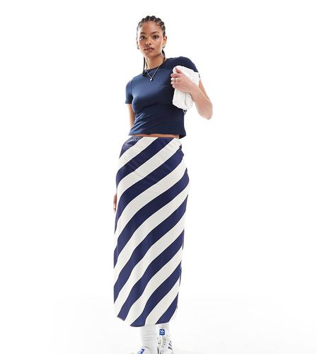 ASOS DESIGN Tall - Gonna midi in raso blu navy a righe con taglio sbieco - ASOS Tall - Modalova