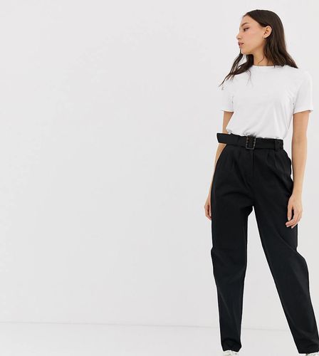 ASOS DESIGN Tall - Pantaloni con pinces, cintura e fibbia tartarugata - ASOS Tall - Modalova