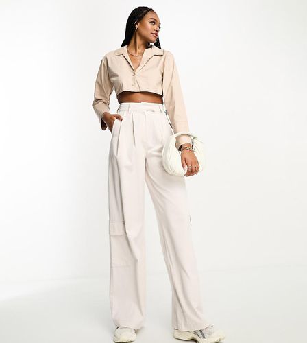 ASOS DESIGN Tall - Pantaloni a fondo ampio écru con tasche applicate - ASOS Tall - Modalova