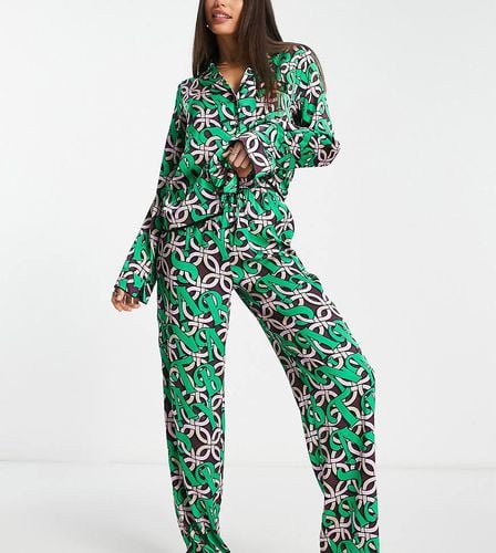 ASOS DESIGN Tall - Pigiama di natale in raso verde e rosa con camicia e pantaloni con stampa "Santa baby" - ASOS Tall - Modalova