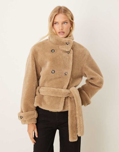 Trench-coat court en imitation peau de mouton - Avoine - Asos Design - Modalova