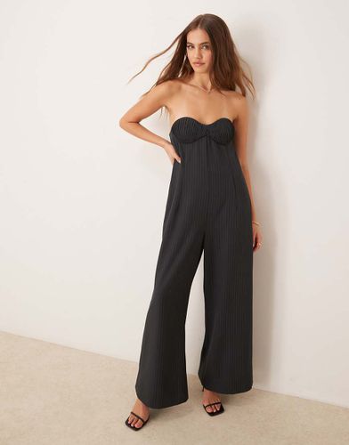 Tuta jumpsuit a fascia grigia gessata con bustino a pieghe e fondo ampio - ASOS DESIGN - Modalova