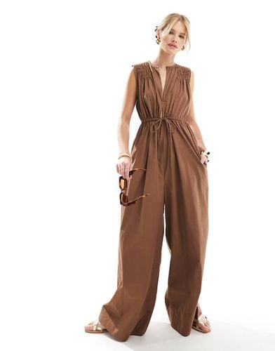 Tuta jumpsuit a fondo ampio allacciata in vita color cioccolato con spalle arricciate - ASOS DESIGN - Modalova