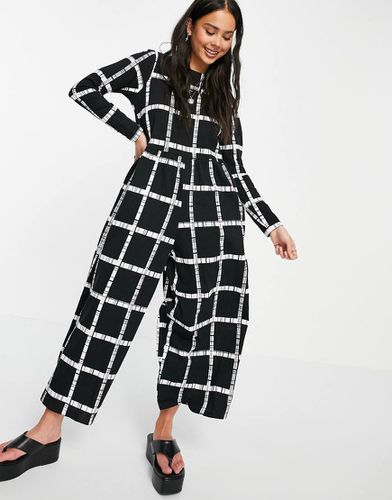 Tuta jumpsuit in jersey a punto smock con stampa monocromatica a griglia - ASOS DESIGN - Modalova