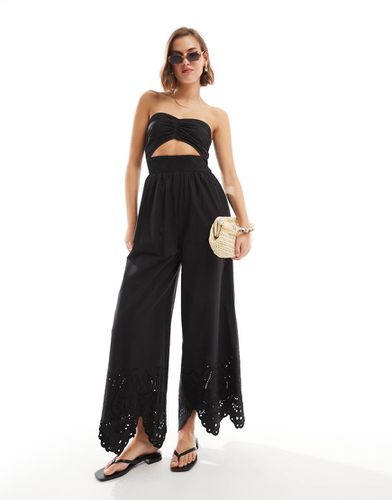 Tuta jumpsuit nera a fascia con incrocio sul davanti, ricamo e cut-out - ASOS DESIGN - Modalova