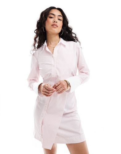 Vestito camicia corto arricciato sul lato a righe rosa e bianche con colletto a contrasto - ASOS DESIGN - Modalova