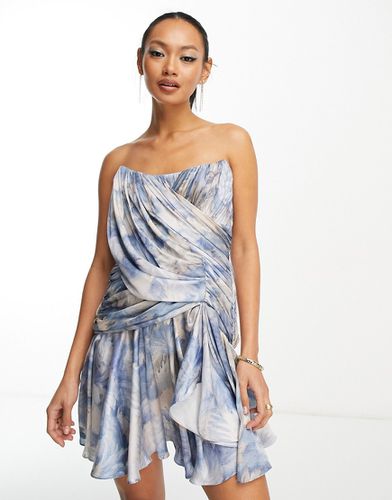 Vestito corto a fascia stile corsetto in raso drappeggiato con gonna svolazzante e stampa floreale blu e avorio - ASOS DESIGN - Modalova