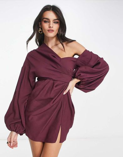 Vestito corto drappeggiato con spalla scoperta e maniche a palloncino color vino - ASOS DESIGN - Modalova