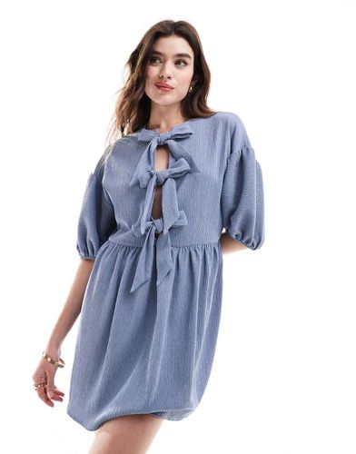 Vestito corto in denim allacciato sul davanti con maniche a sbuffo - ASOS DESIGN - Modalova