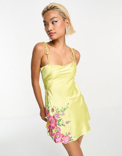 Vestito corto in raso decorato con applicazioni floreali - ASOS DESIGN - Modalova