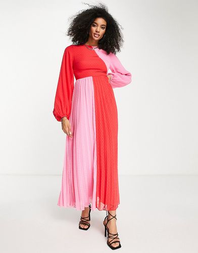 Vestito lungo a pieghe in plumetis rosa e rosso colorblock - ASOS DESIGN - Modalova