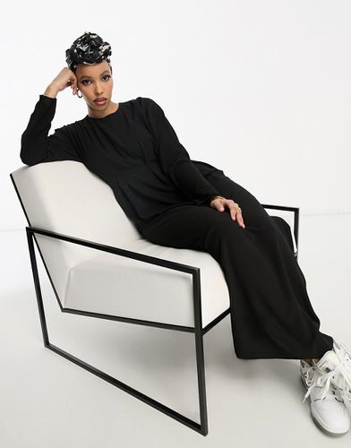 Vestito lungo a pieghe nero con dettaglio in vita - ASOS DESIGN - Modalova