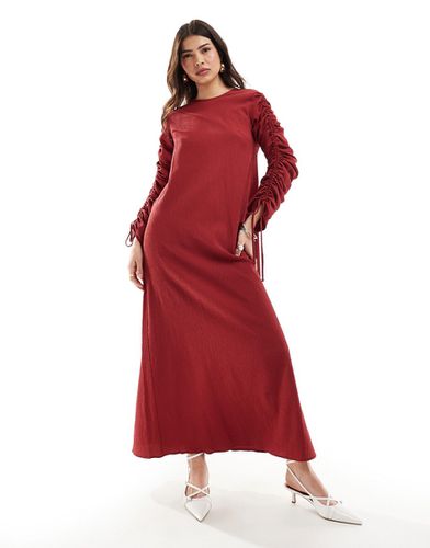 Vestito lungo con maniche arricciate ciliegia in tessuto stropicciato - ASOS DESIGN - Modalova