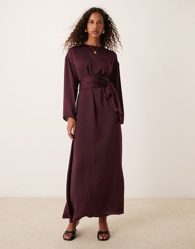 Vestito lungo drappeggiato in raso bordeaux con dettaglio intrecciato in vita - ASOS DESIGN - Modalova