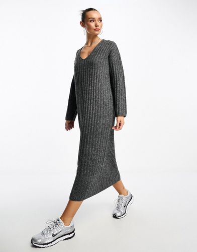 Vestito lungo in maglia a coste antracite con scollo a V - ASOS DESIGN - Modalova