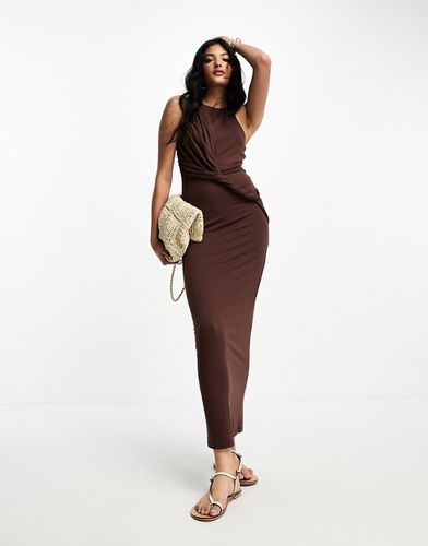 Vestito lungo senza maniche color cioccolato con drappeggio incrociato - ASOS DESIGN - Modalova