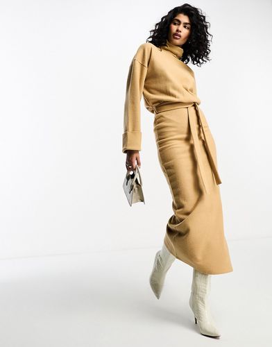 Vestito maglia dolcevita lungo color cammello super morbido con maniche voluminose a girocollo e cintura - ASOS DESIGN - Modalova