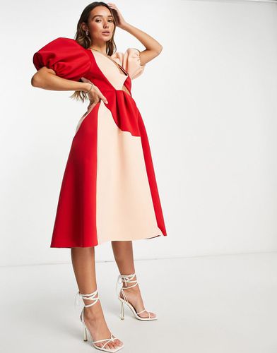 Vestito midi da ballo di fine anno con maniche a sbuffo e colori a contrasto con cut-out e incrocio - ASOS DESIGN - Modalova