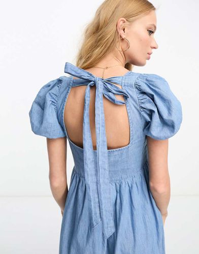 Vestito midi in denim morbido con maniche a sbuffo lavaggio chiaro - ASOS DESIGN - Modalova