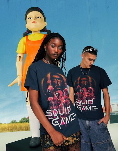 ASOS DESIGN x Squid Game: The Challenge - T-shirt unisex slavato con stampa delle guardie - Reclaimed - Modalova