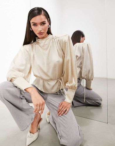 Blusa corta in raso avorio martellato con spalle imbottite e laccetto rimovibile in vita - ASOS EDITION - Modalova