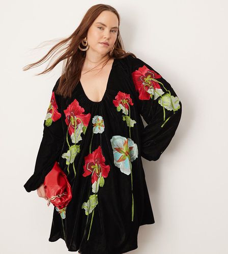 Curve - Vestito corto in velluto ricamato a fiori con scollo profondo - ASOS EDITION - Modalova