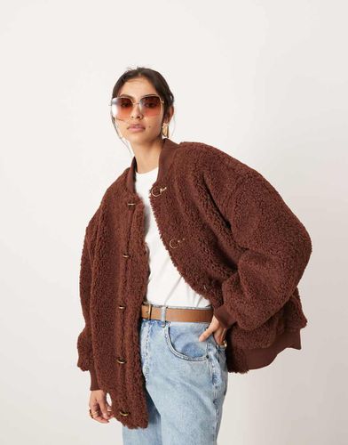 Giacca bomber oversize in pile borg spesso color cioccolato con fibbia - ASOS EDITION - Modalova